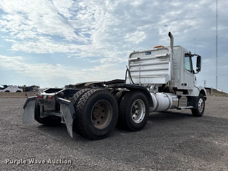 2015 Volvo VHD Semi Truck - photo 5