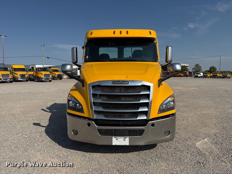2021 Freightliner Cascadia 126 Semi Truck - photo 2