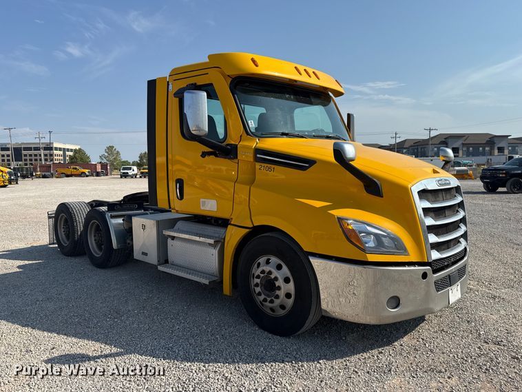 2021 Freightliner Cascadia 126 Semi Truck - photo 3