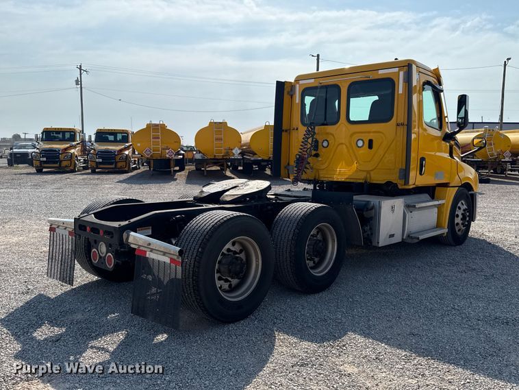2021 Freightliner Cascadia 126 Semi Truck - photo 5
