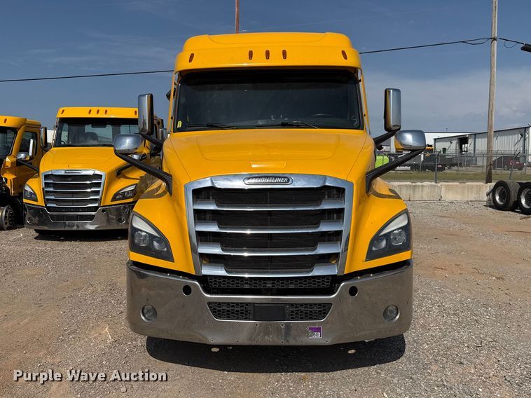 2022 Freightliner Cascadia 126 Semi Truck - photo 2