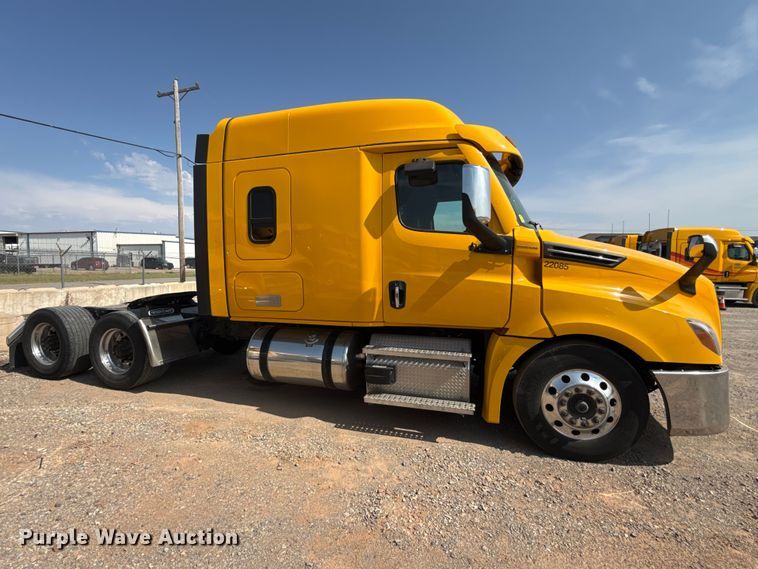 2022 Freightliner Cascadia 126 Semi Truck - photo 4