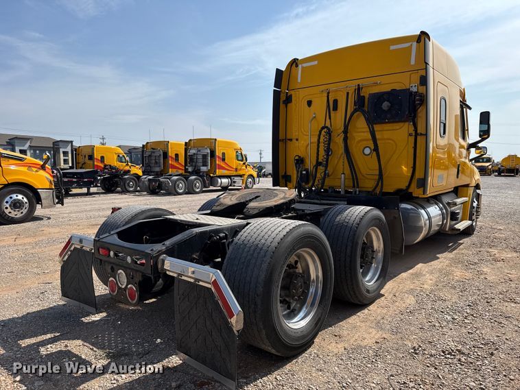 2022 Freightliner Cascadia 126 Semi Truck - photo 5