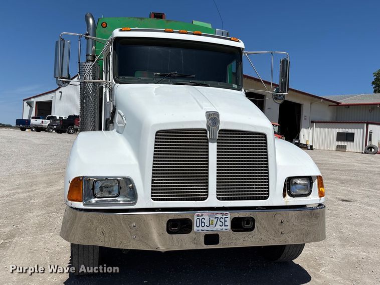 2005 Kenworth T300 Refuse Truck - photo 2