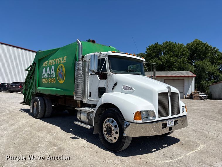 2005 Kenworth T300 Refuse Truck - photo 3