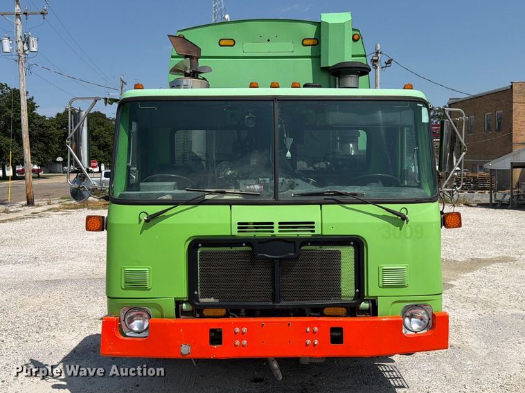 2009 Autocar WXLL Refuse Truck - photo 2