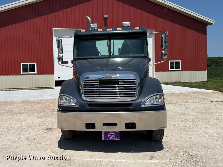 2004 Freightliner Columbia Semi Truck - photo 2