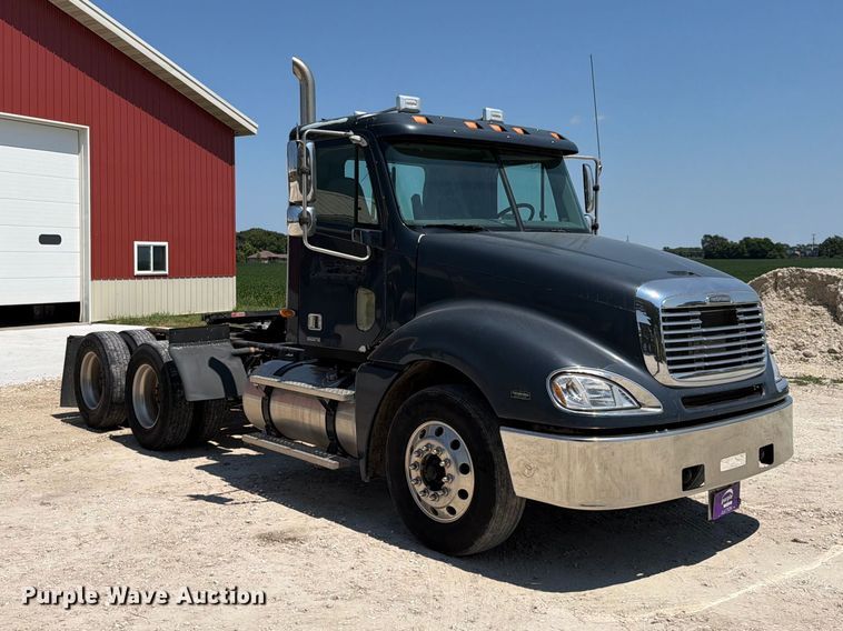 2004 Freightliner Columbia Semi Truck - photo 3