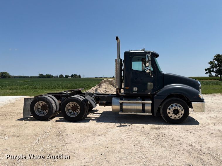 2004 Freightliner Columbia Semi Truck - photo 4