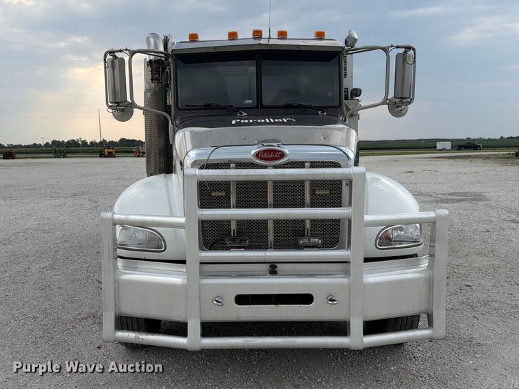 2010 Peterbilt 337 Utility / Service Truck - photo 2