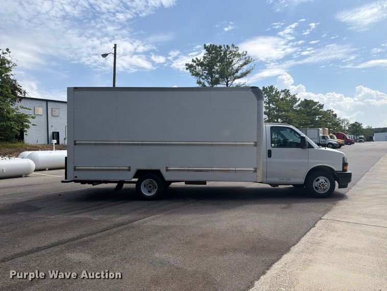 2021 GMC Savana Box Truck - photo 4
