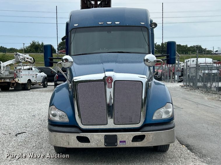 2019 Kenworth T680 Semi Truck - photo 2