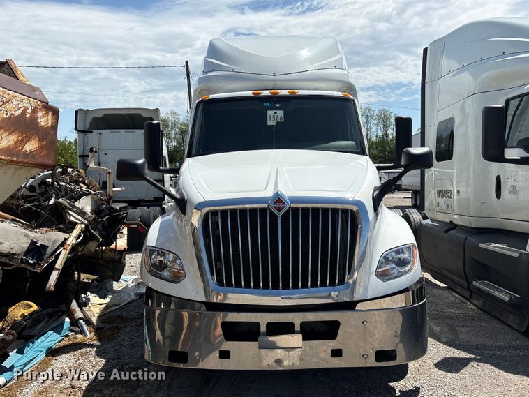 2019 International LT625 Semi Truck - photo 2