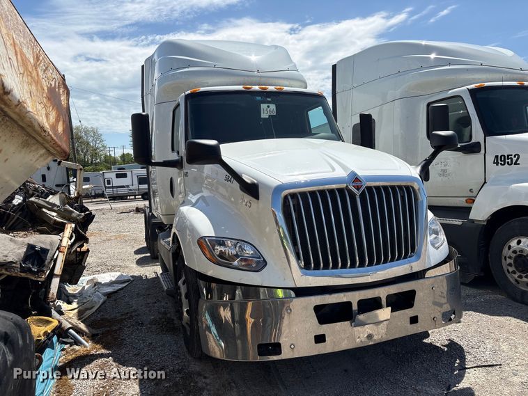2019 International LT625 Semi Truck - photo 3