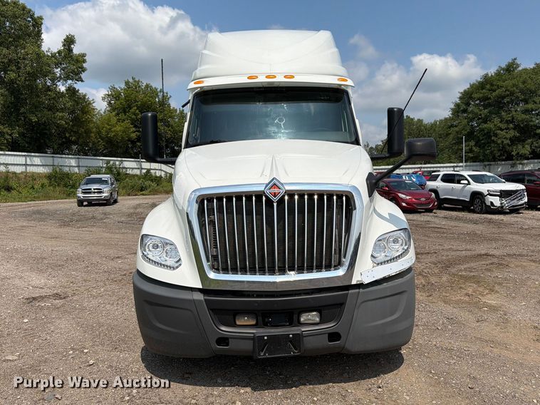 2020 International LT625 Semi Truck - photo 2