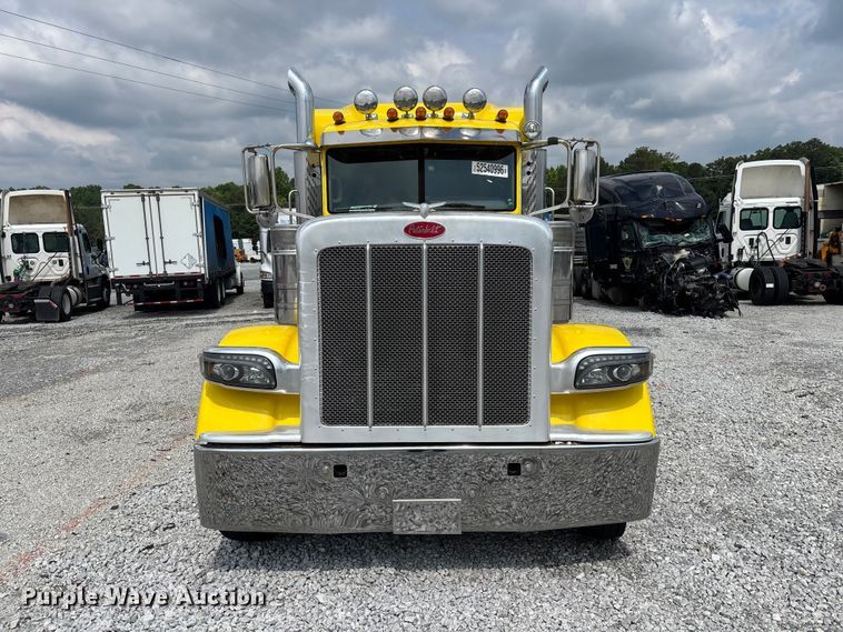 2018 Peterbilt 389 Semi Truck - photo 2