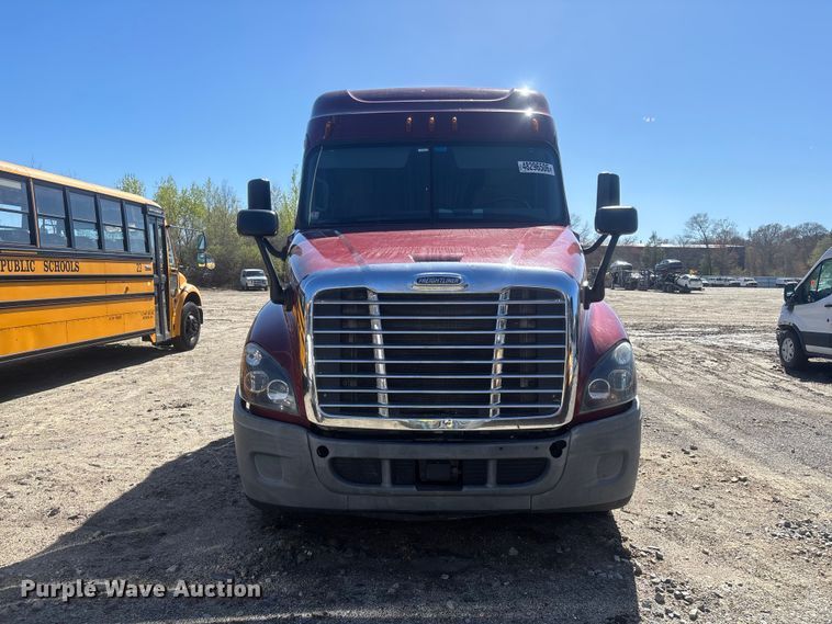 2016 Freightliner Cascadia Semi Truck - photo 2