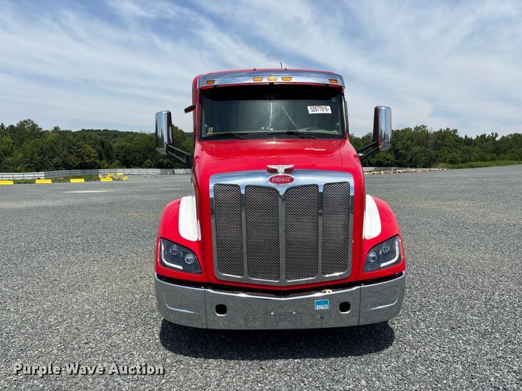 2019 Peterbilt 579 Semi Truck - photo 2