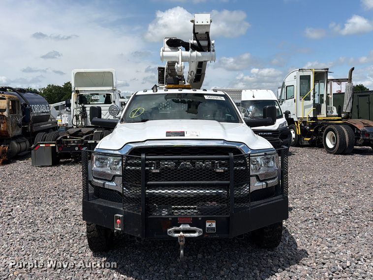 2022 RAM 5500HD Bucket Truck - photo 2