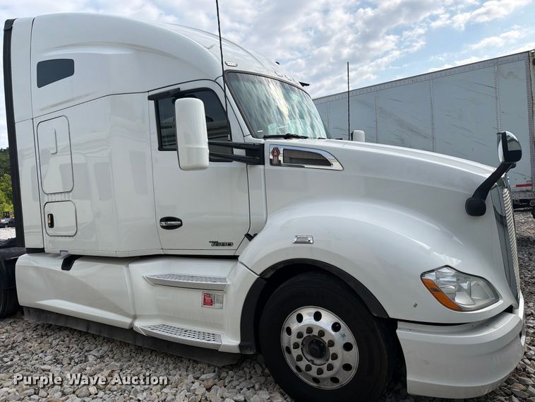 2020 Kenworth T680 Semi Truck - photo 2