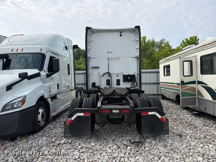 2020 Kenworth T680 Semi Truck - photo 4