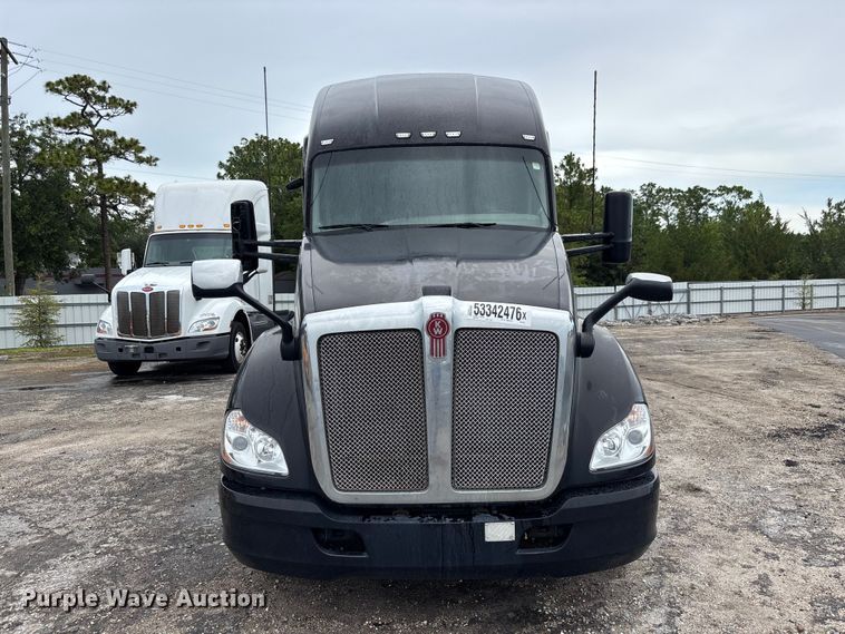 2019 Kenworth T680 Semi Truck - photo 2