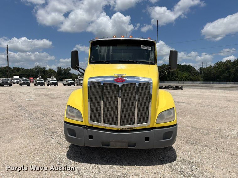2017 Peterbilt 579 Semi Truck - photo 2