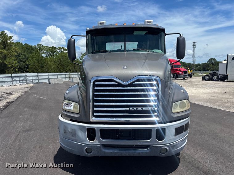2017 Mack CXU613 Semi Truck - photo 2