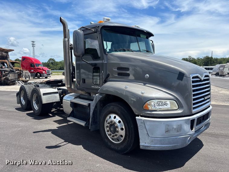 2017 Mack CXU613 Semi Truck - photo 3