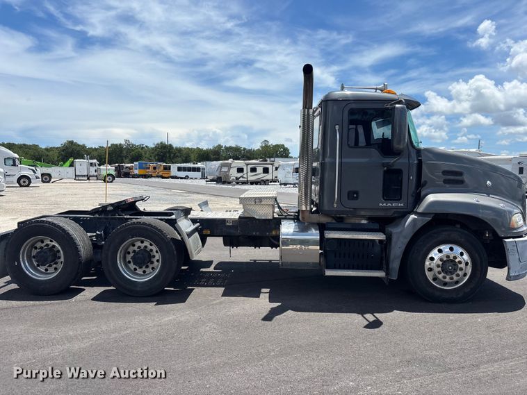 2017 Mack CXU613 Semi Truck - photo 4