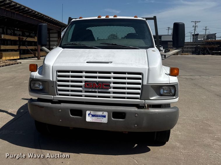 2006 GMC C5500 Flatbed Truck - photo 2