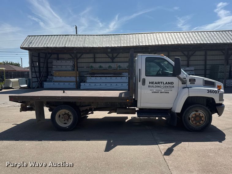 2006 GMC C5500 Flatbed Truck - photo 4