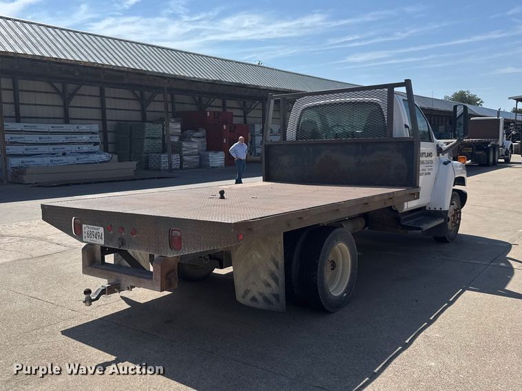 2006 GMC C5500 Flatbed Truck - photo 5
