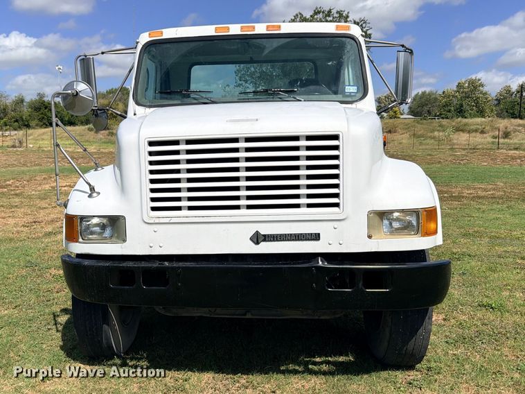 2001 International 4900 Semi Truck - photo 2