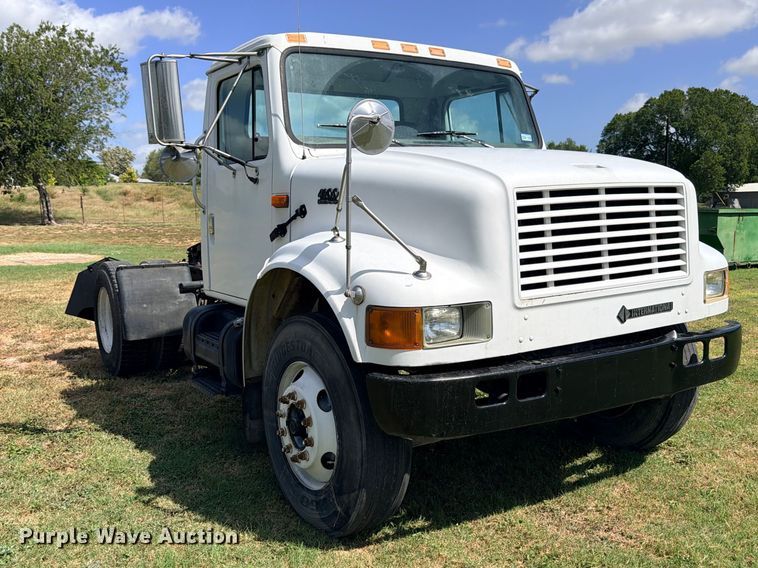 2001 International 4900 Semi Truck - photo 3