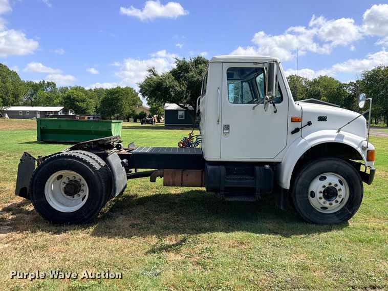 2001 International 4900 Semi Truck - photo 4