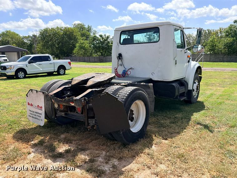 2001 International 4900 Semi Truck - photo 5