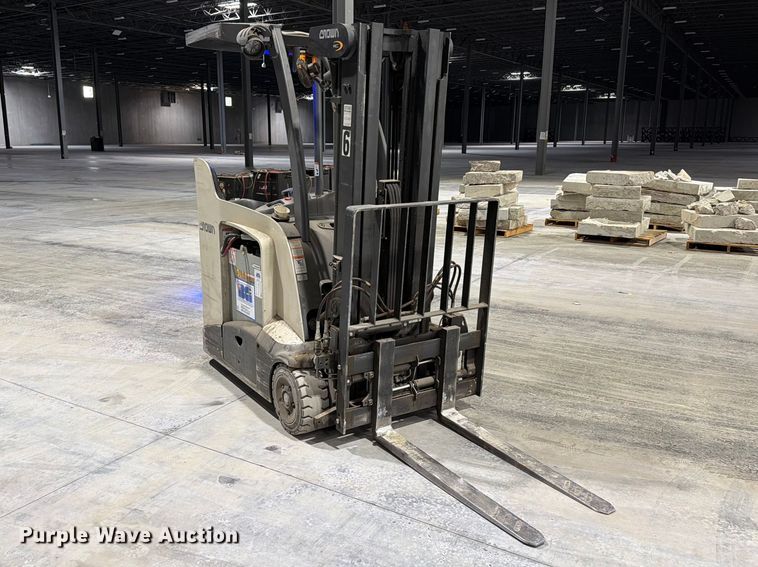2019 Crown RC5545-40 Forklift - photo 3