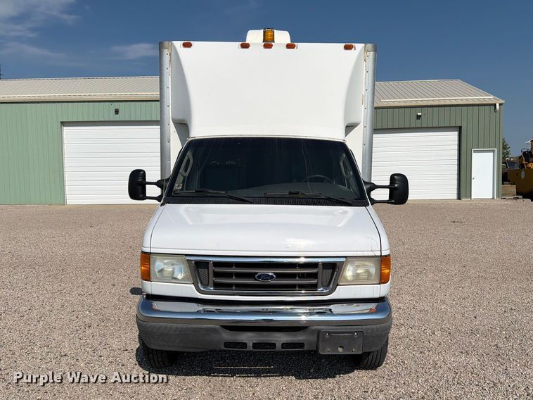 2005 Ford E450 Box Truck - photo 2