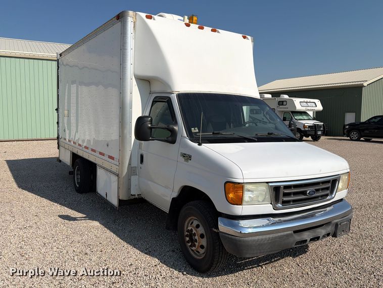 2005 Ford E450 Box Truck - photo 3