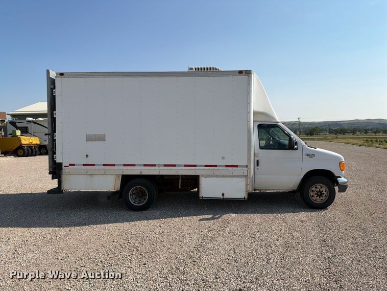 2005 Ford E450 Box Truck - photo 4
