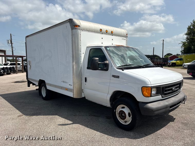2004 Ford E350 Box Truck - photo 3