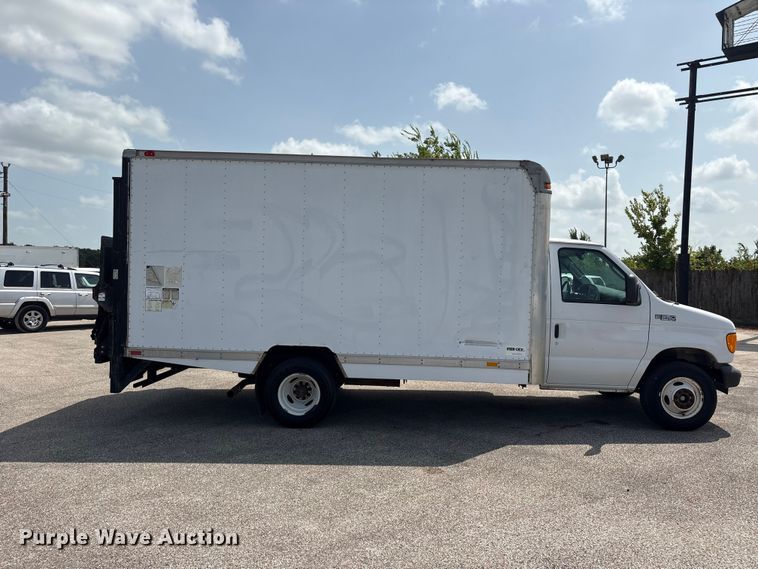 2004 Ford E350 Box Truck - photo 4