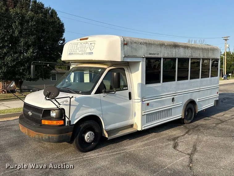 2009 Chevrolet Express 3500 Shuttle Bus