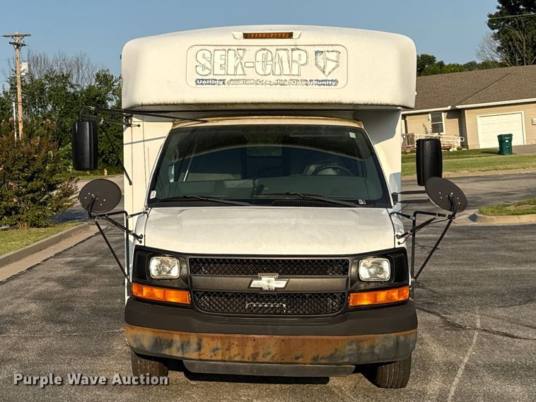 2009 Chevrolet Express 3500 Shuttle Bus - photo 2