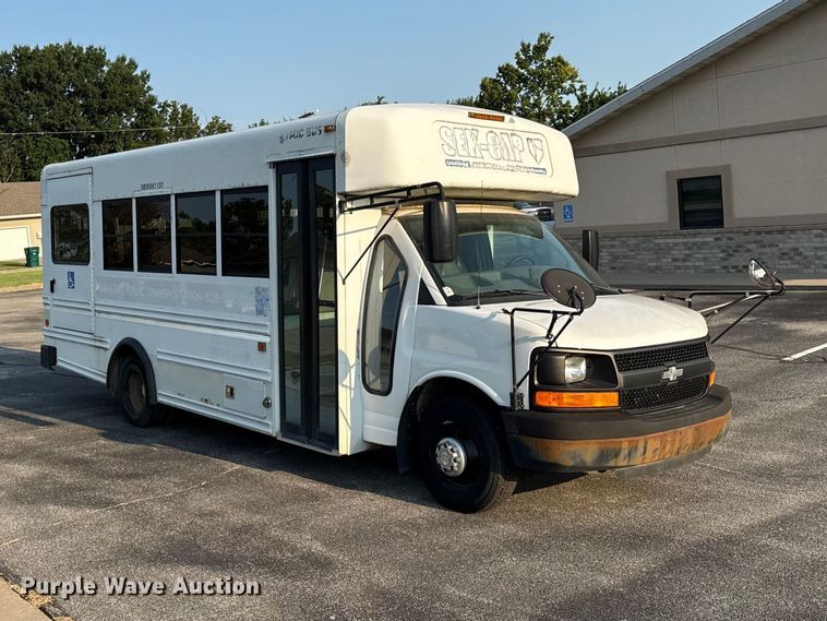 2009 Chevrolet Express 3500 Shuttle Bus - photo 3