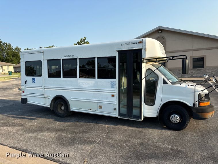 2009 Chevrolet Express 3500 Shuttle Bus - photo 4