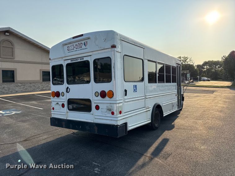 2009 Chevrolet Express 3500 Shuttle Bus - photo 5