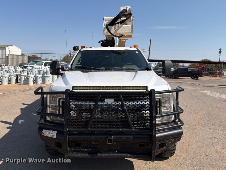 2017 Ford F-550 Bucket Truck - photo 2