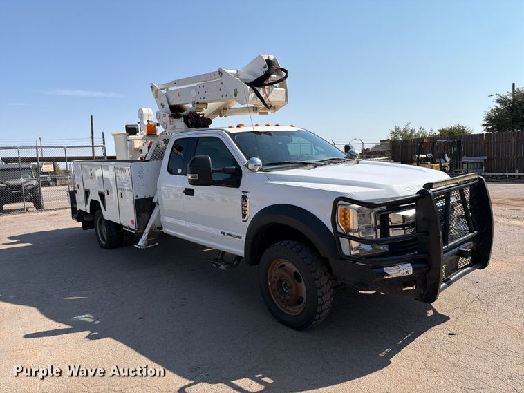 2017 Ford F-550 Bucket Truck - photo 3